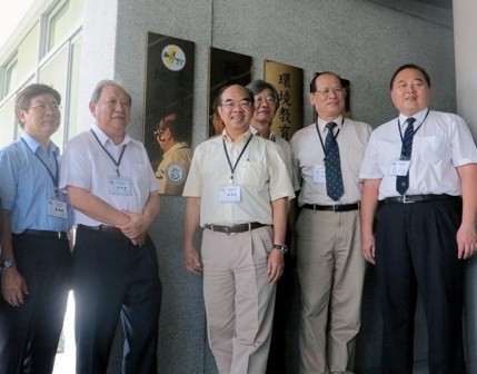 NSC Deputy Minister Mou, Chung-yuan (second left) and NDHU President Wu, Maw-kuen (third left) open the Eastern Taiwan Earthquake Research Center on Sep. 24, 2013 in Hualien County. 
