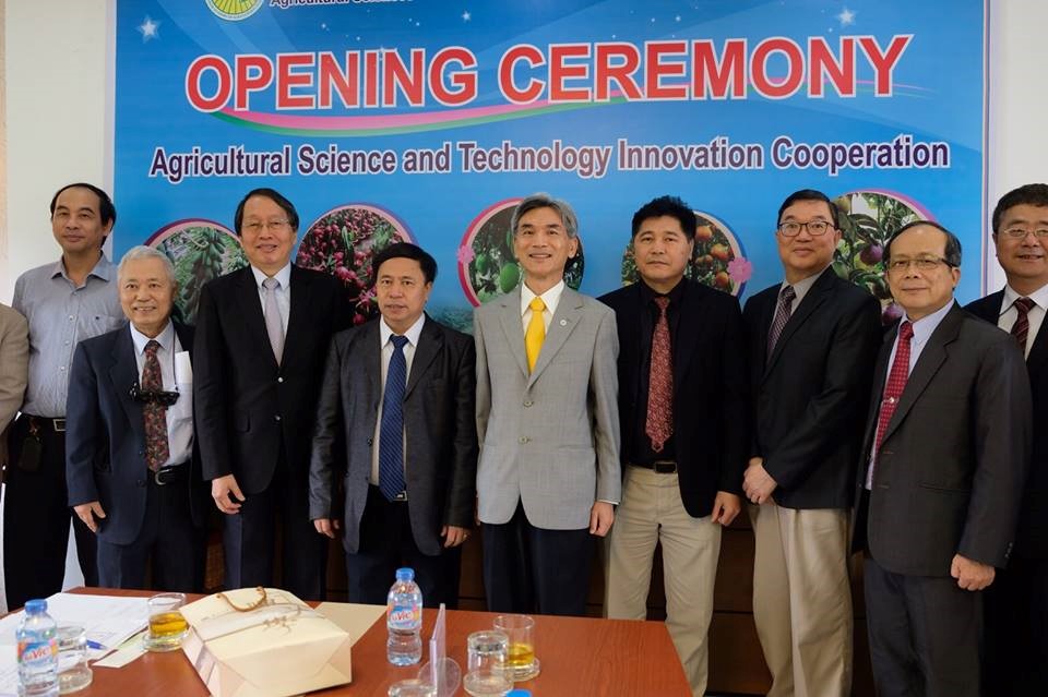 Photo of key members at the ASTIC opening ceremony. In the middle is NCHU President Dr. Hsieu, and VAAS President Dr. Nguyen (4th from the left) and ASTIC Director Dr. Yeh (3rd from the left).