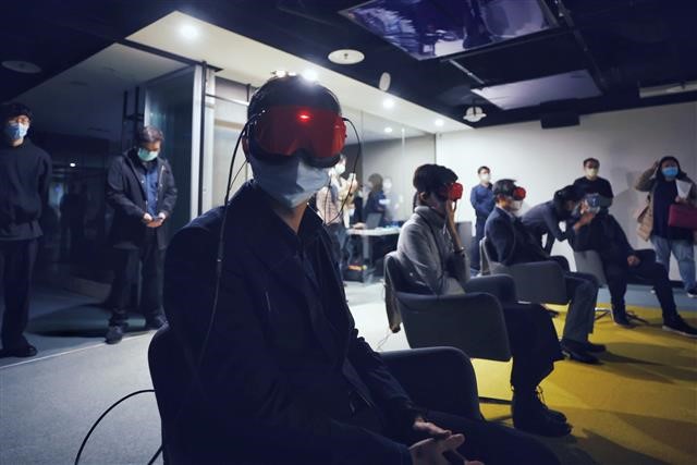 Figure 3: ITRI’s 8K VR360 live streaming broadcasting system presents high-quality 360-degree panorama immersive experiences, along with several software and hardware integration such as Compal’s VR headset.