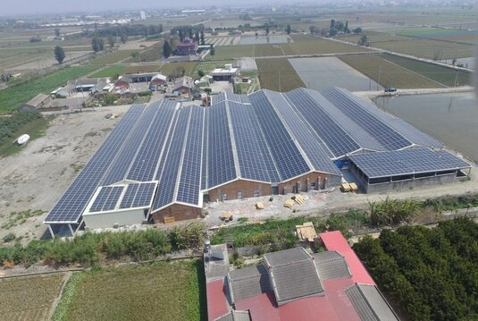 圖二：1.1MW TOPCon太陽能模組安裝於雲林農舍屋頂